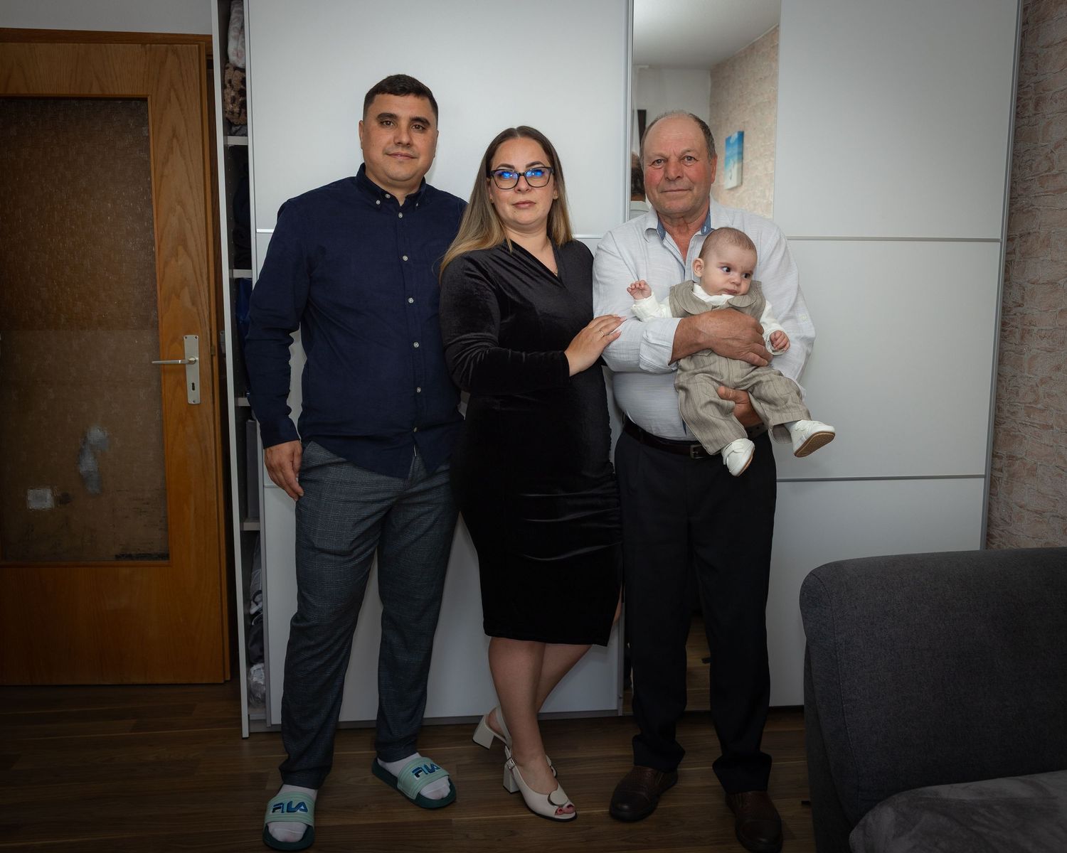 Liam Darius steht mit seiner Familie zu Hause vor der Taufzeremonie