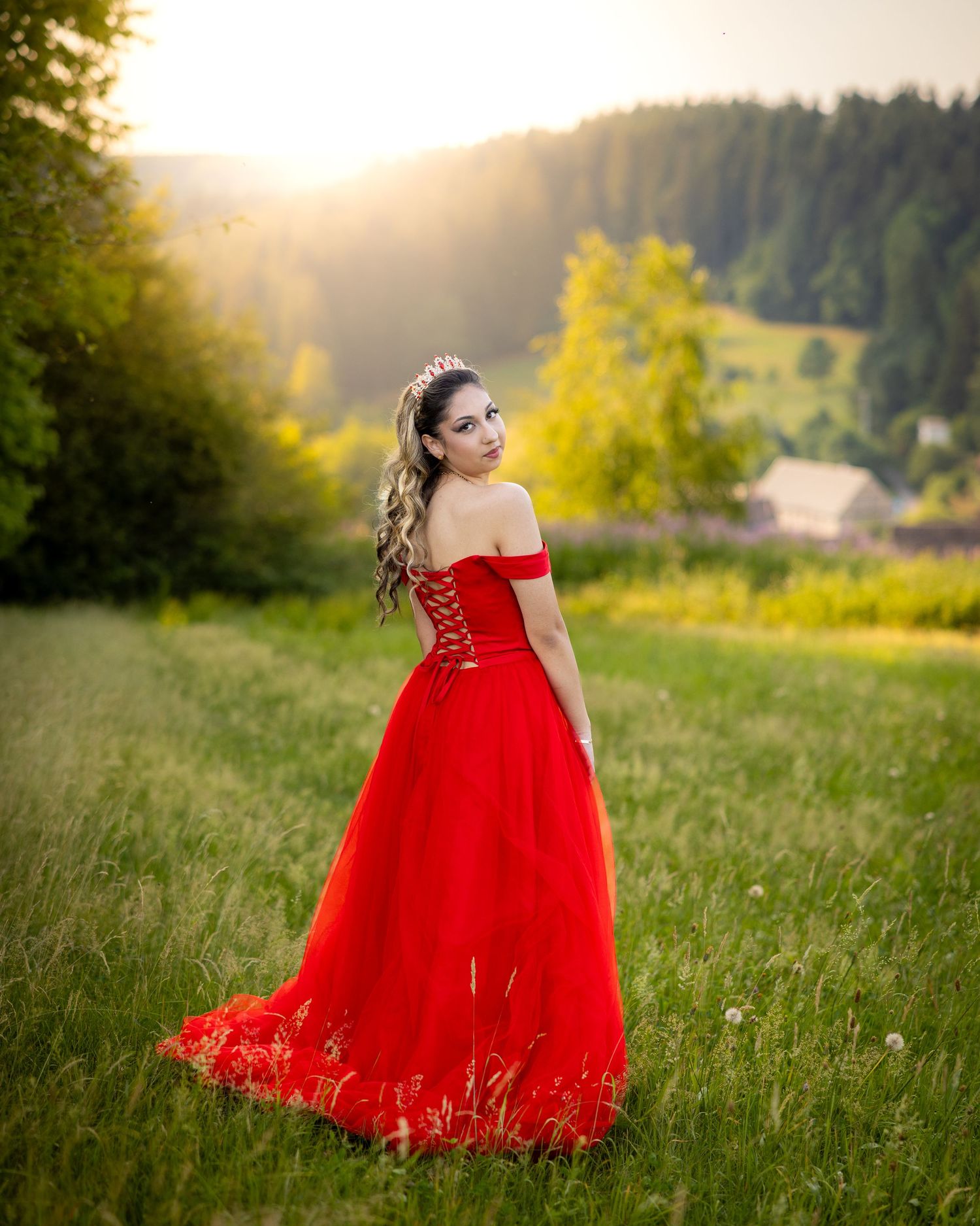 Nahes Portrait von Lorena mit ruhigem Blick im Abendlicht