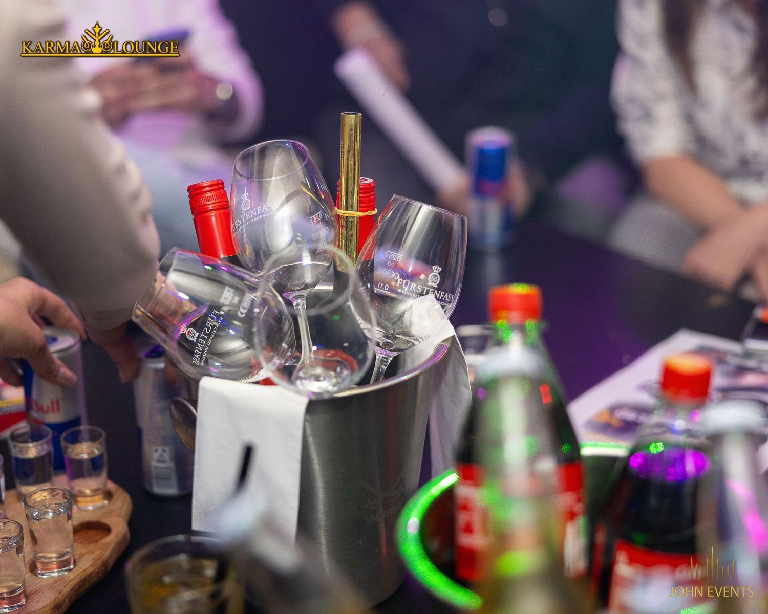 Getränkeflaschen stehen in einem silbernen Kühler auf einem Tisch in der Karma Lounge.