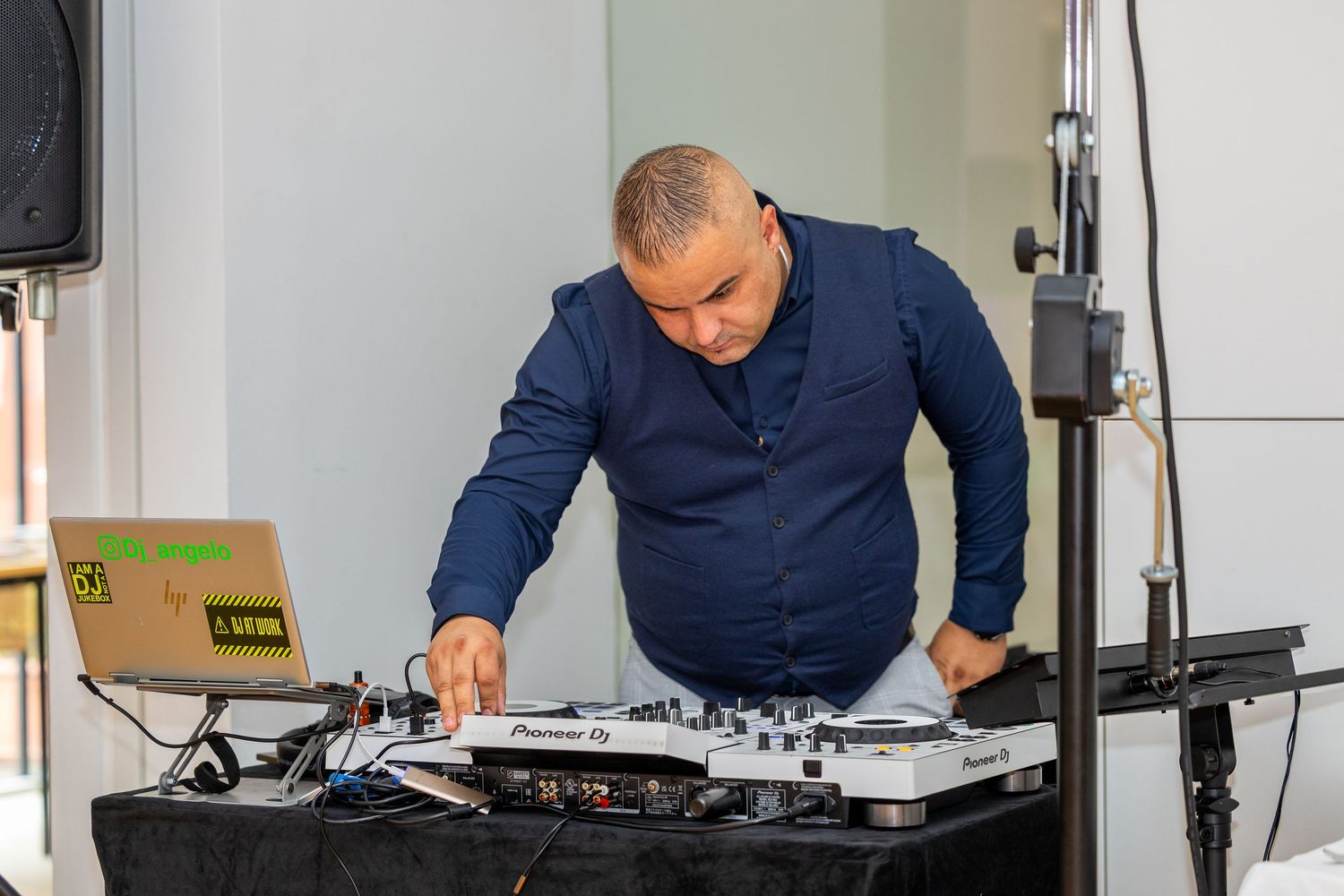 Ein DJ arbeitet konzentriert an seinem Mischpult.