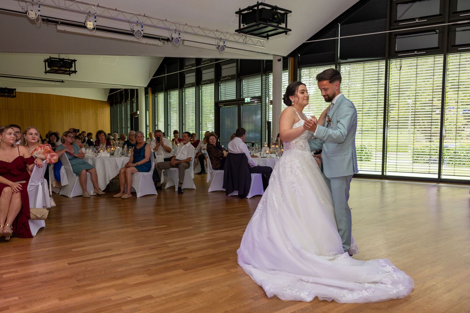 Angeliki und Dominik tanzen bei der Feier ihren ersten gemeinsamen Tanz.
