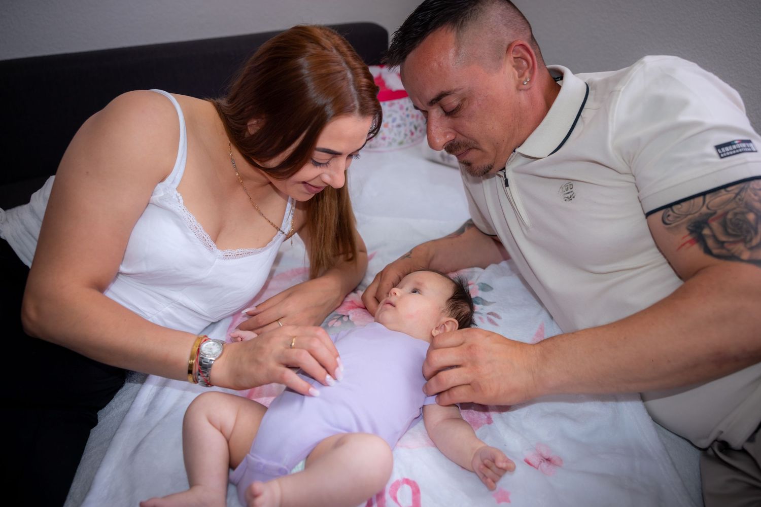 Naher Familienmoment mit Emilia vor der Tauffeier