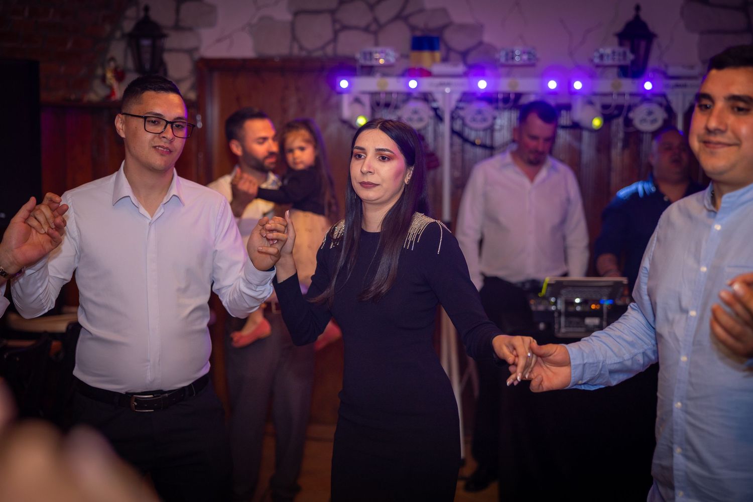 Familie und Gäste tanzen gemeinsam beim Fest nach der Taufe von Liam Darius