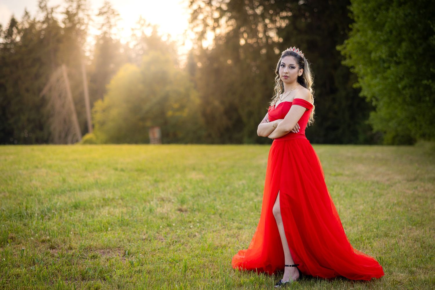 Ganzkörperportrait von Lorena im roten Kleid mit Blick zur Seite