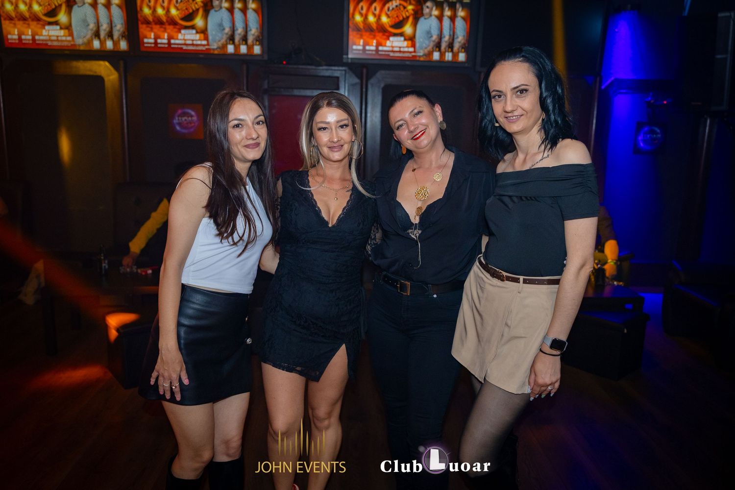 Vier Frauen stehen gemeinsam vor der Bar im Club Luoar.