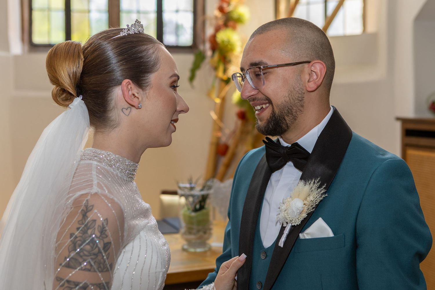 Radu und Saskia sehen sich während der kirchlichen Trauung lächelnd an.