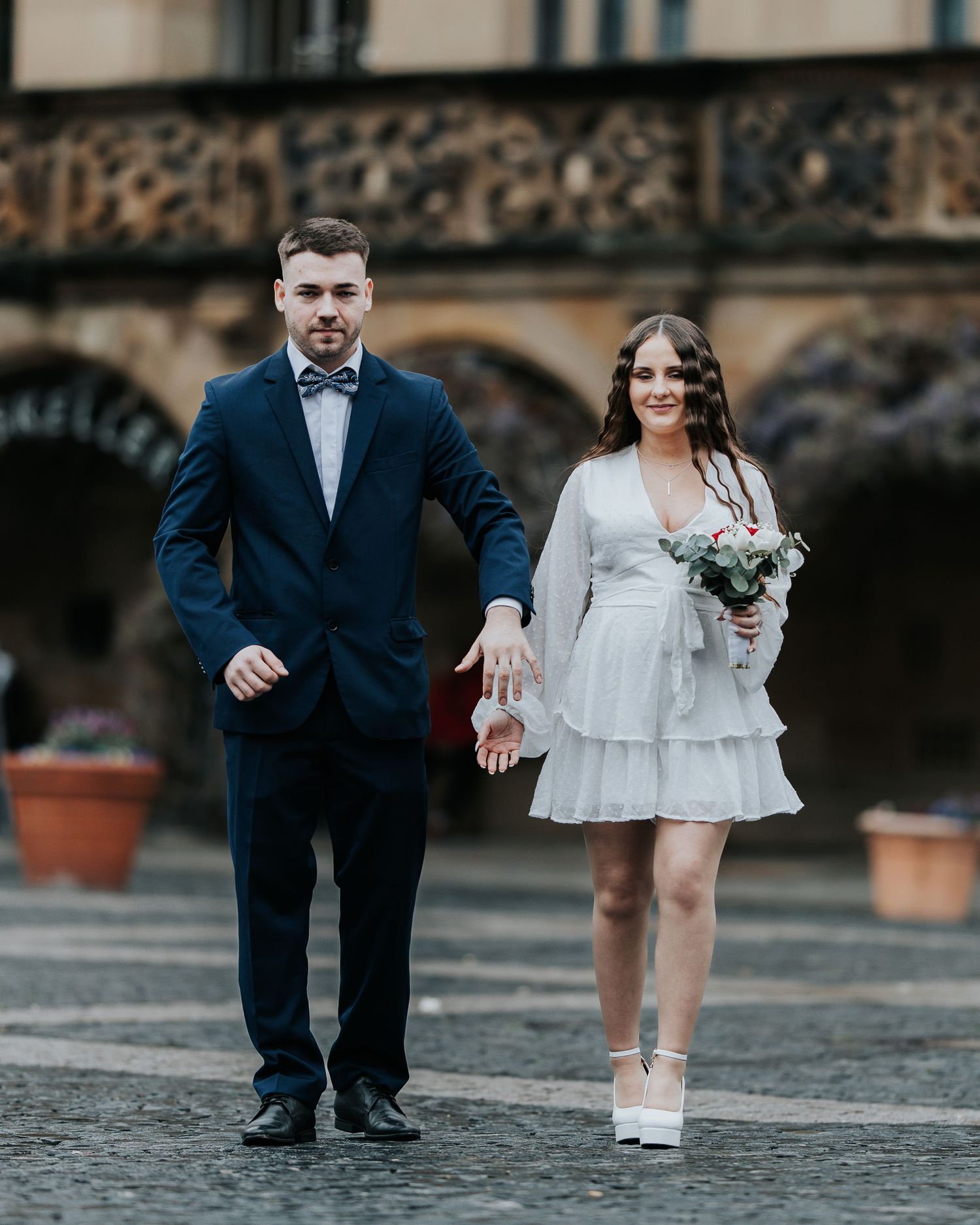 Madalin und Diana gehen gemeinsam vor einer historischen Fassade.