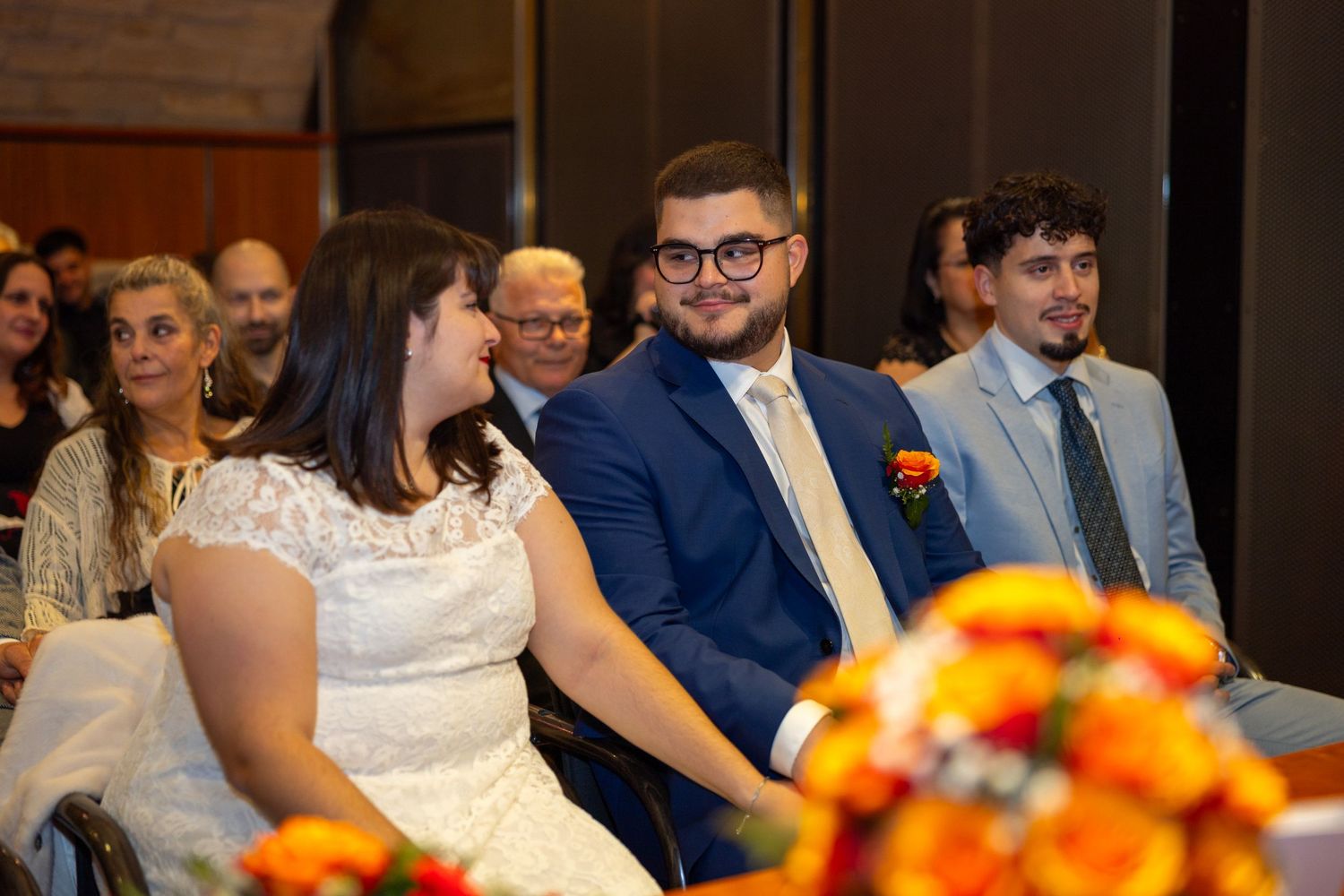 Diana und Leon sitzen vor Beginn der standesamtlichen Zeremonie nebeneinander