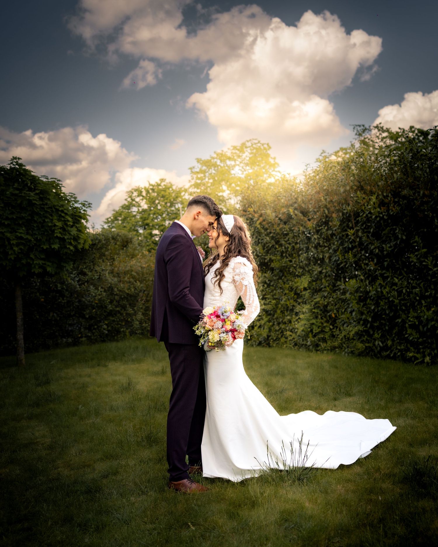 Elegante Hochzeitsfotografie mit dramatischem Himmel und natürlichem Licht.