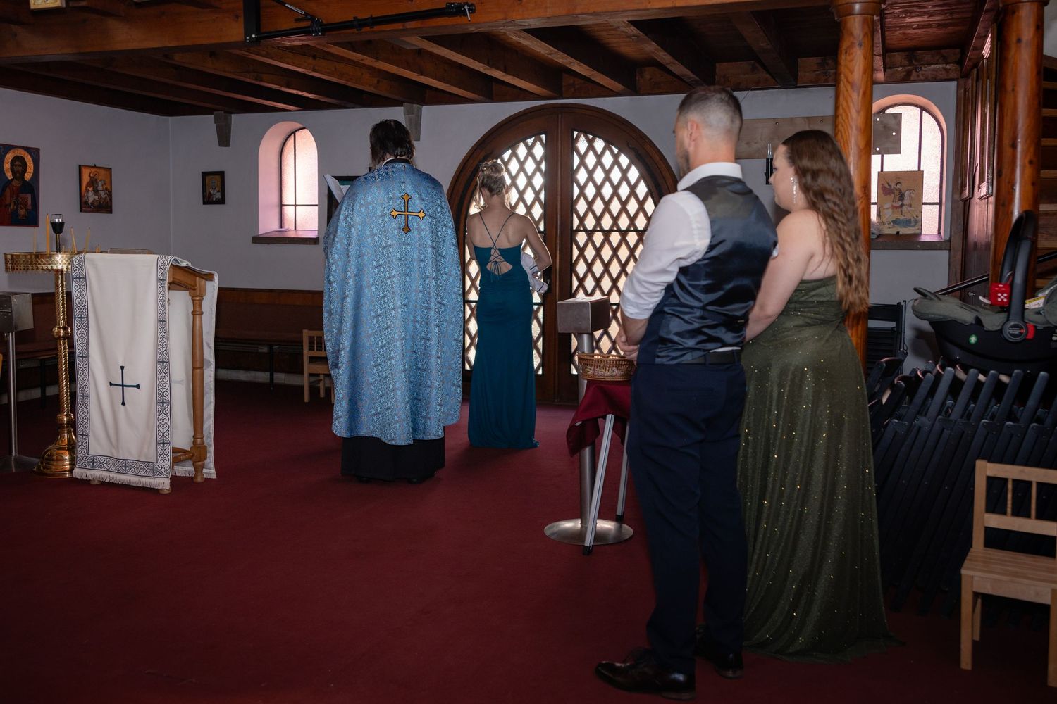 Blick in den Kirchenraum mit einem Priester im blauen Gewand und Erwachsenen, die Theodor tragen.