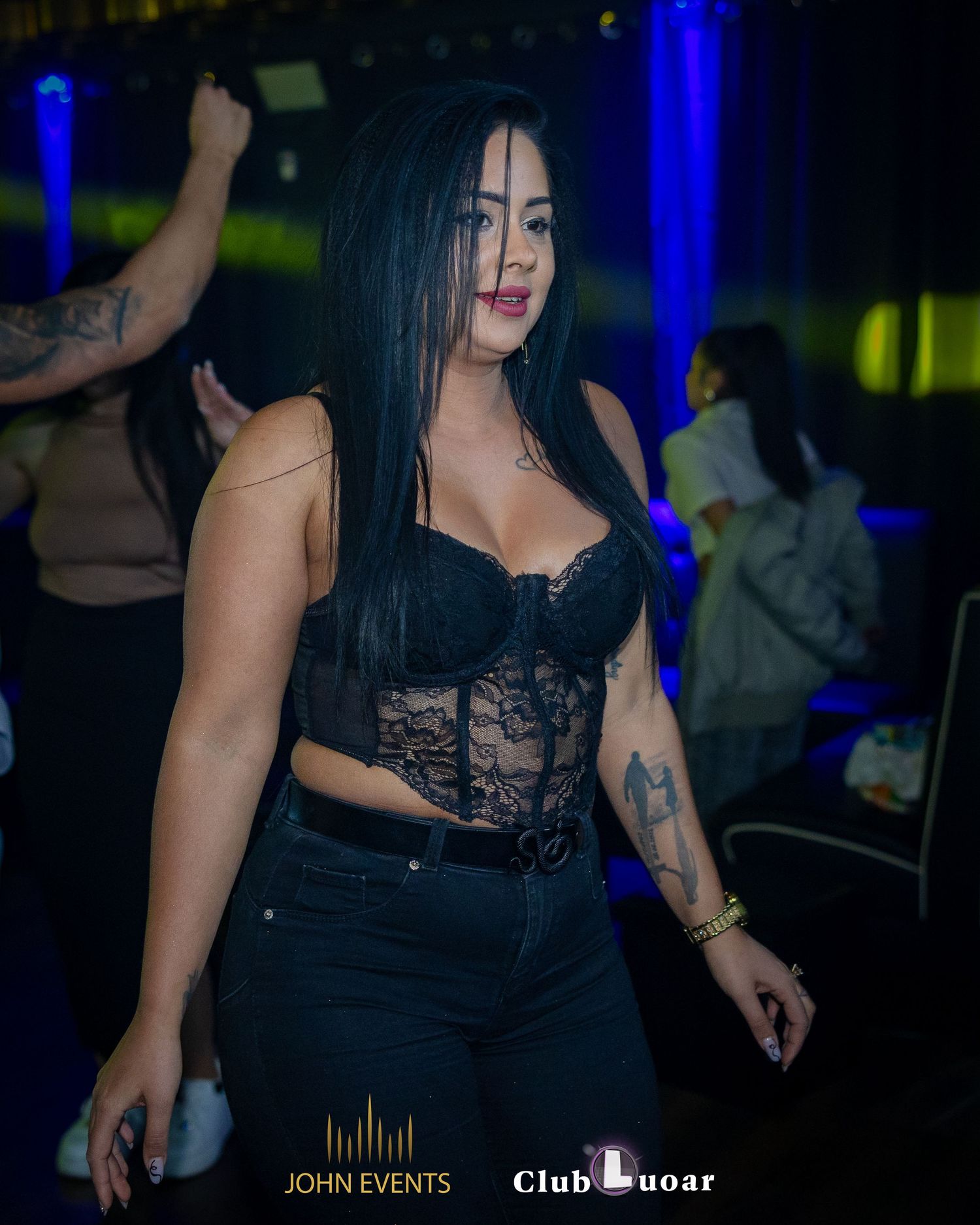 Eine Frau mit langen dunklen Haaren im schwarzen Spitzenoberteil im Club Luoar.