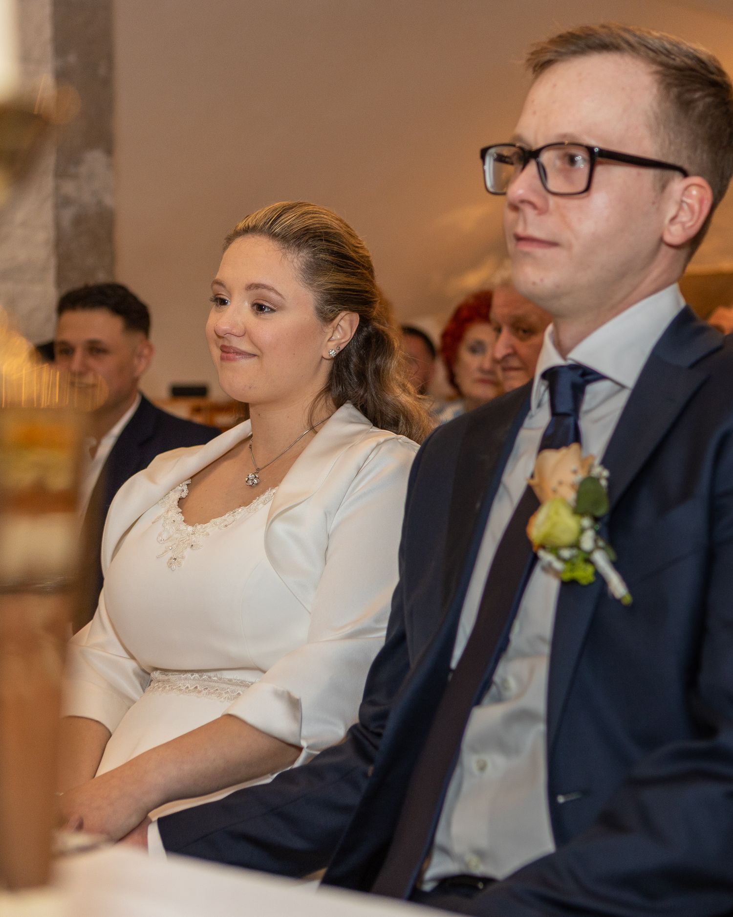 Sherry und Stefan sitzen während der Zeremonie nebeneinander.