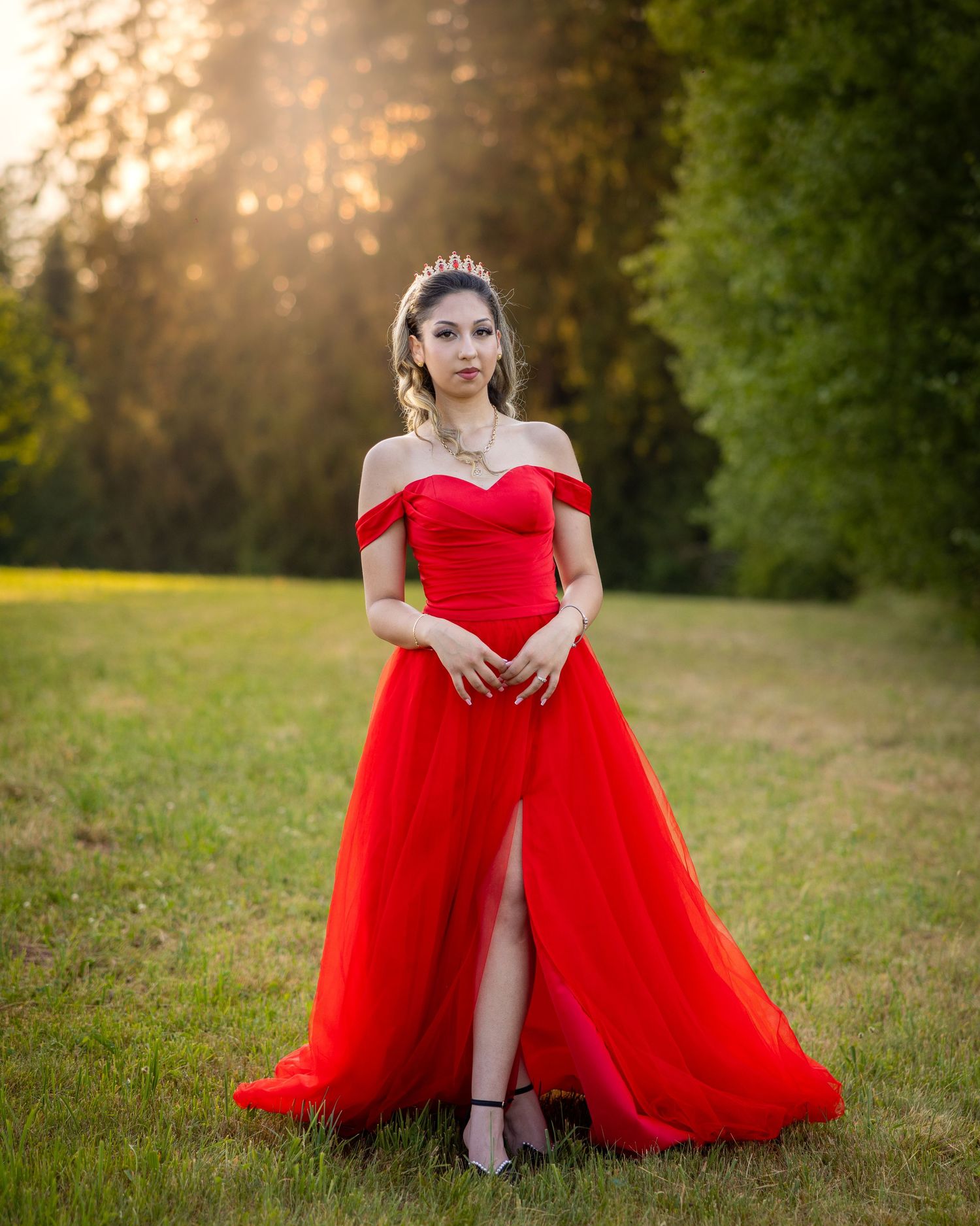 Lorena blickt im roten Kleid direkt in die Kamera