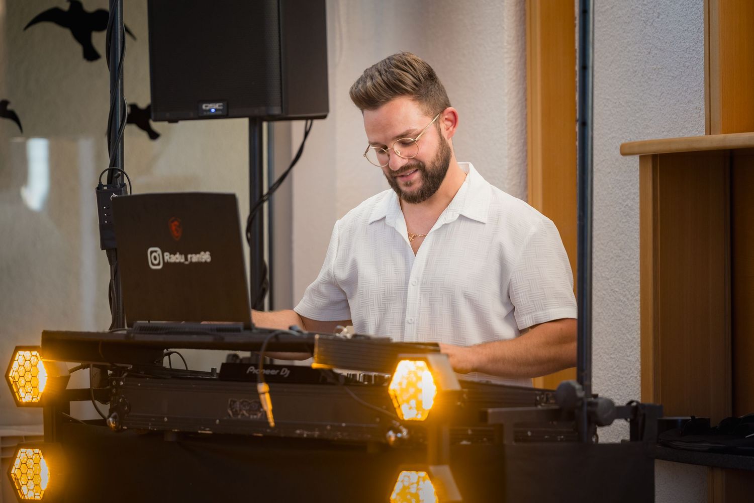 Ein Musiker im weißen Hemd spielt bei der Tauffeier an einem Keyboard.
