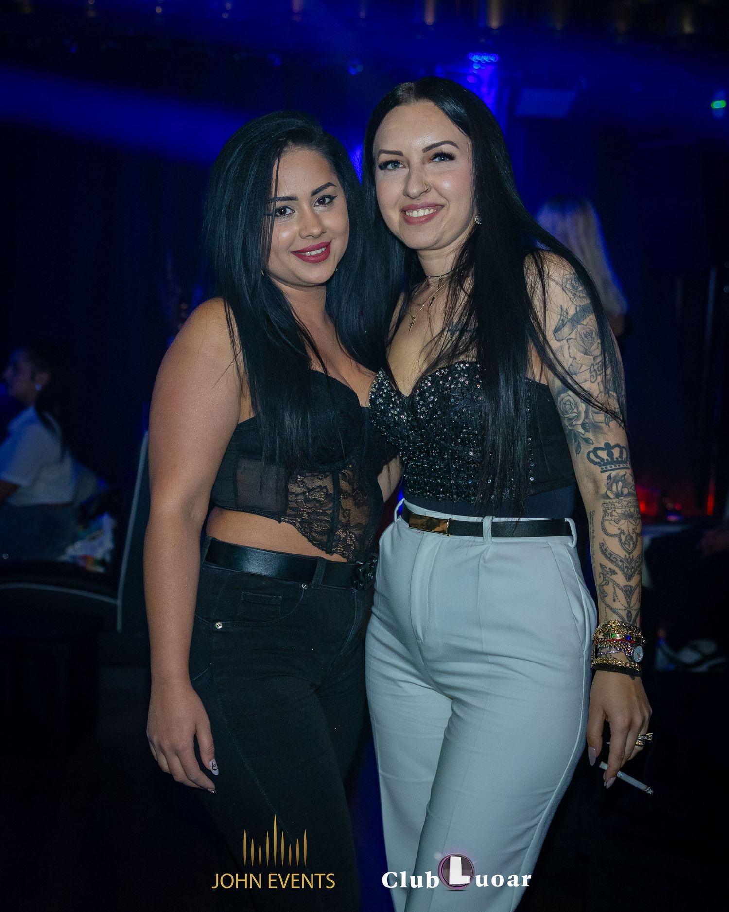 Zwei Frauen stehen im Club Luoar nebeneinander vor der Kamera.