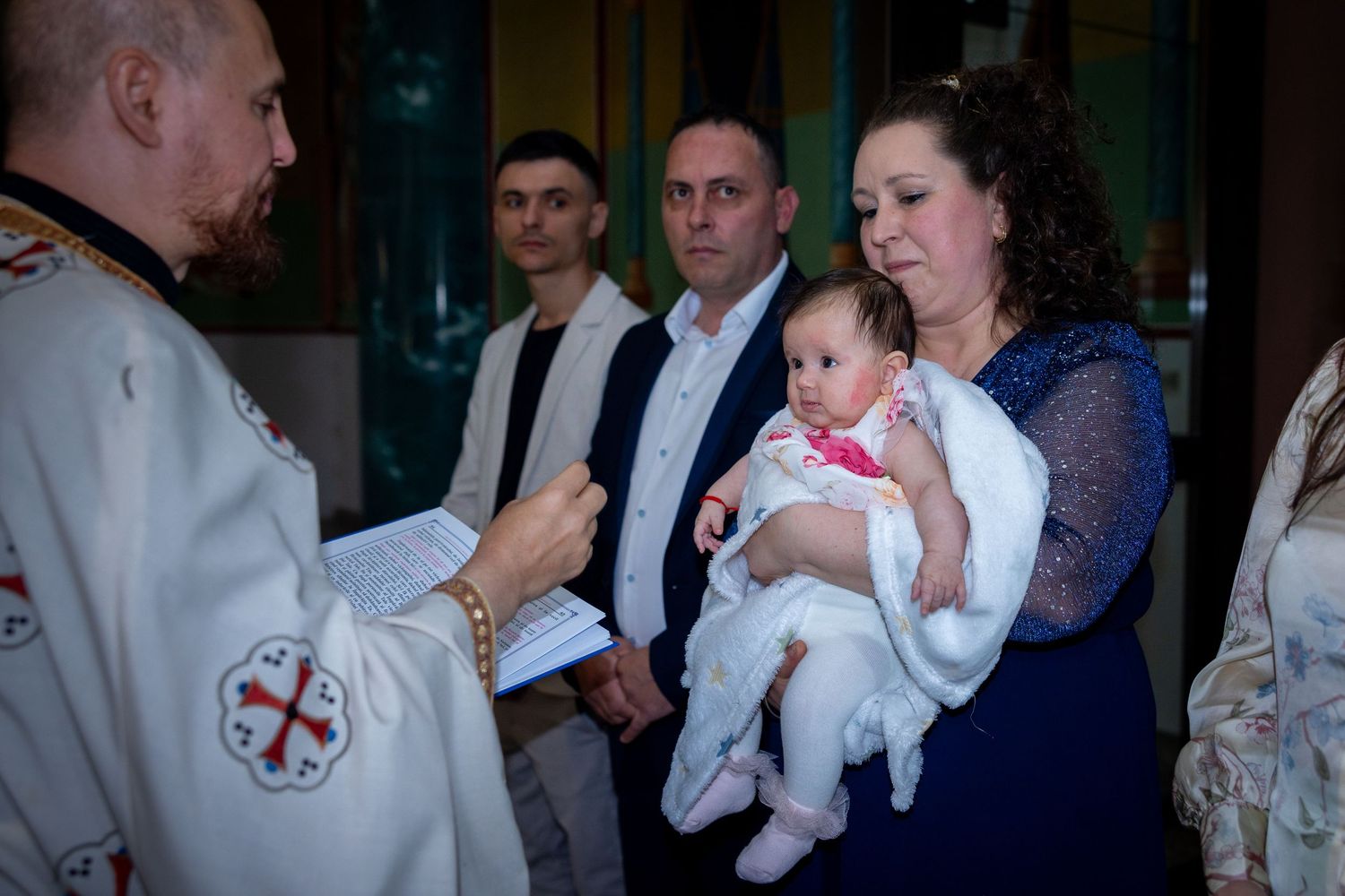 Emilias Familie versammelt sich am Eingang der Kirche