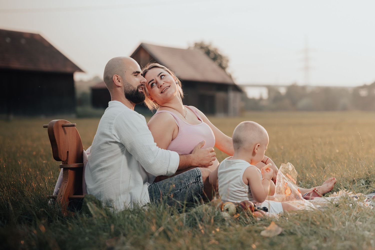 Natürliche Familienfotografie im Raum Stuttgart, Ludwigsburg und Esslingen bei warmem Abendlicht.