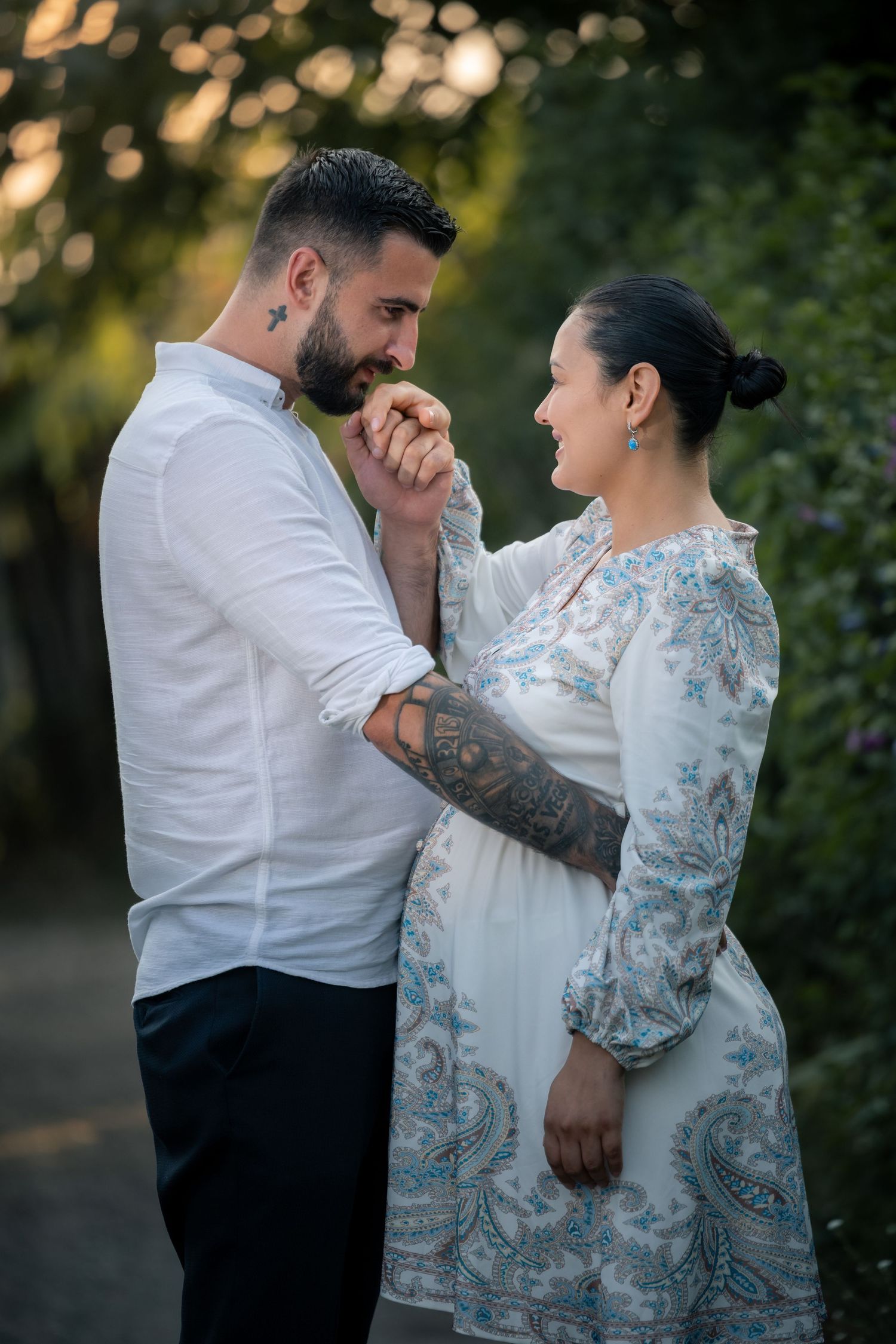 Nahaufnahme von Claudiu und Cristina: Er hält ihre Hand an seine Lippen, sie blickt zu ihm auf.