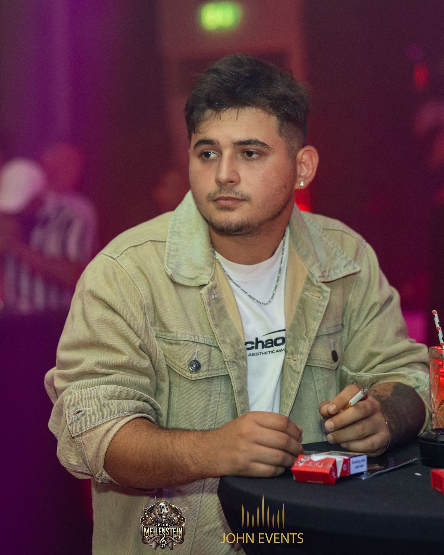 Ein Mann sitzt bei der Casino Party im Club Meilenstein vor Spielchips am Tisch.