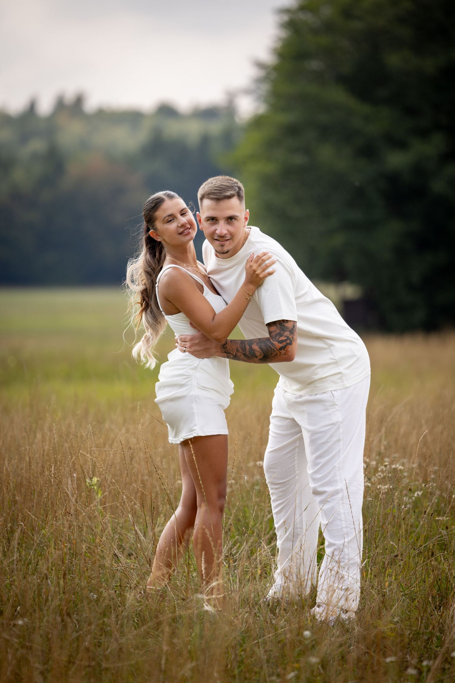 Lorena und Bogdan lehnen sich eng aneinander und schauen gemeinsam zur Kamera.