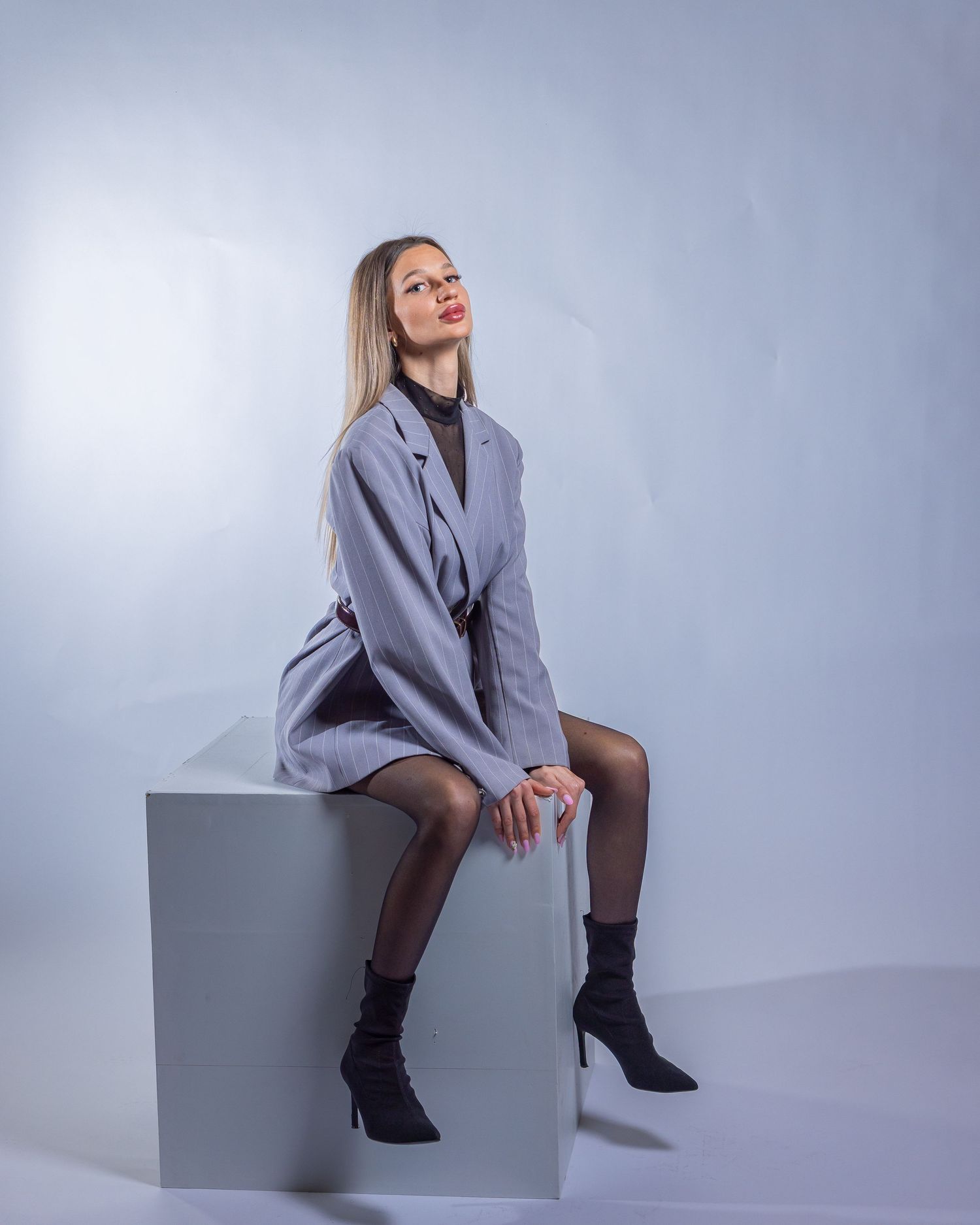 Locker sitzendes Portrait mit einem offenen Lächeln
