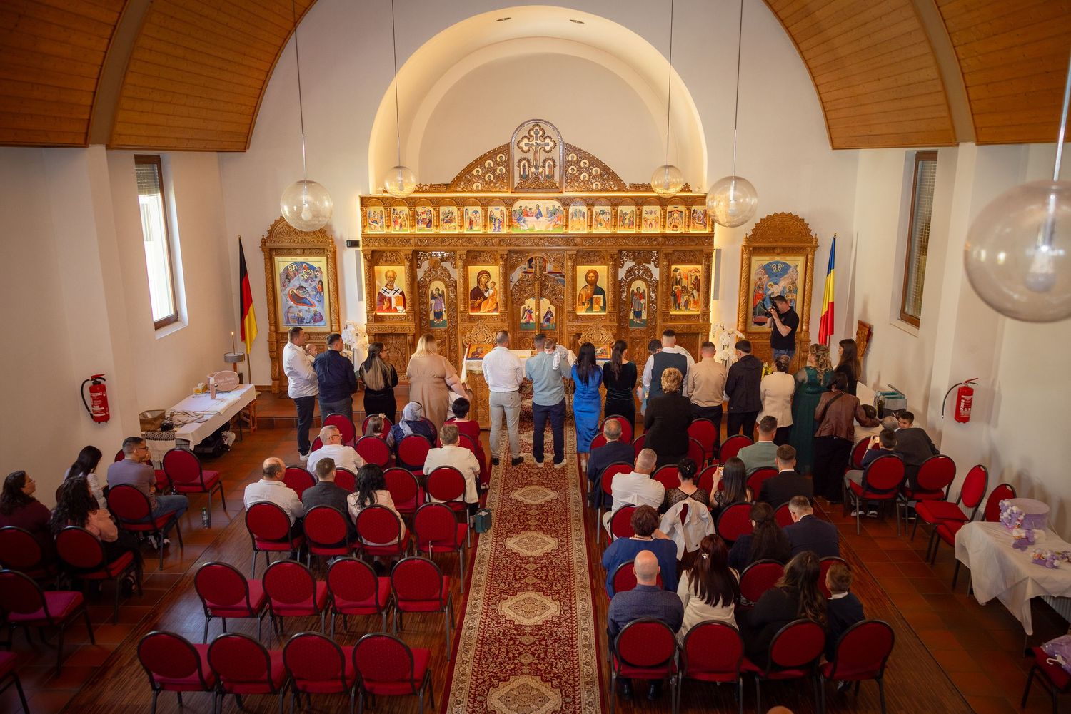 Blick durch den Kirchenraum auf Gäste und Altar vor der Taufe von Liam Darius