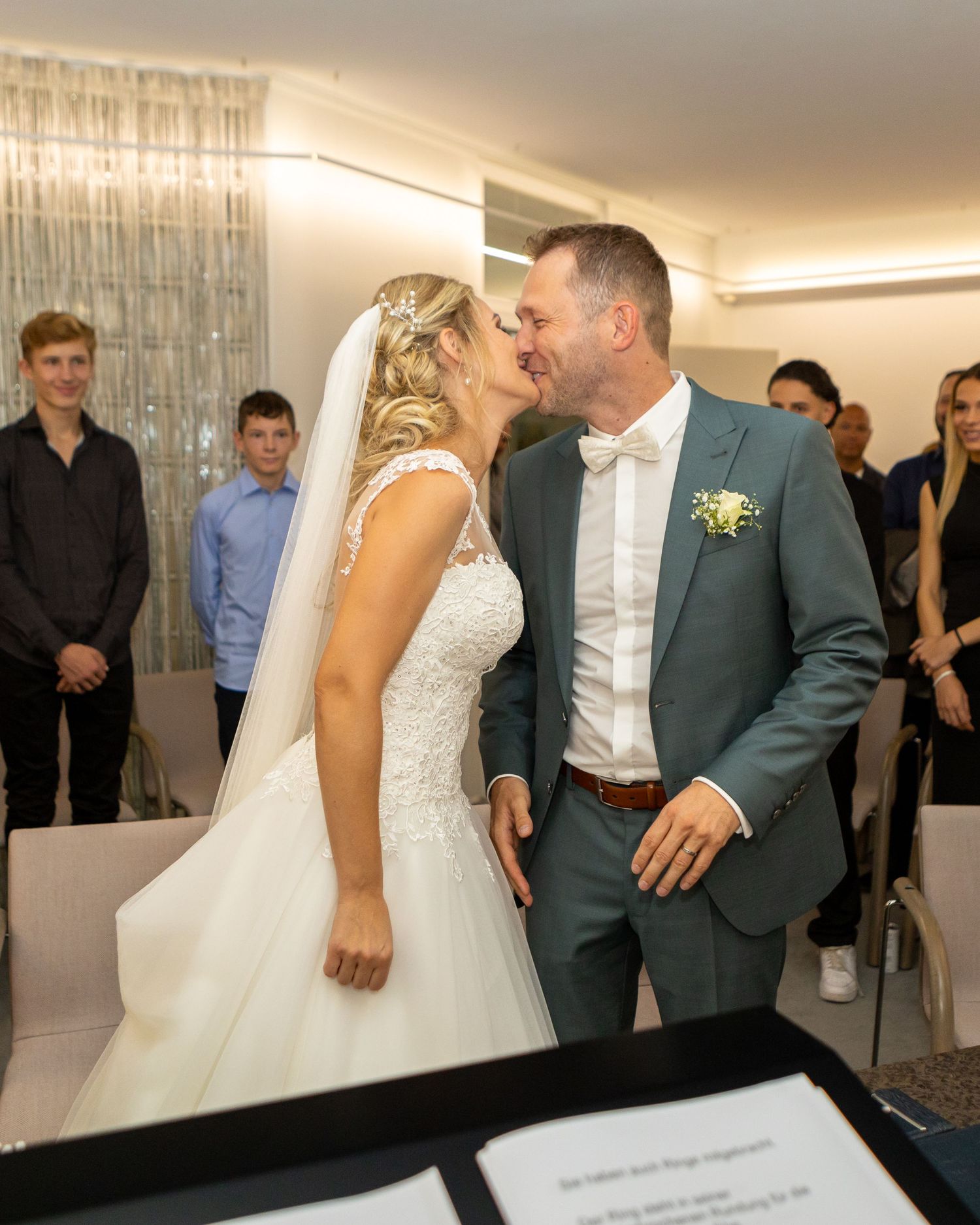 Dejan und Betty küssen sich während der Zeremonie.