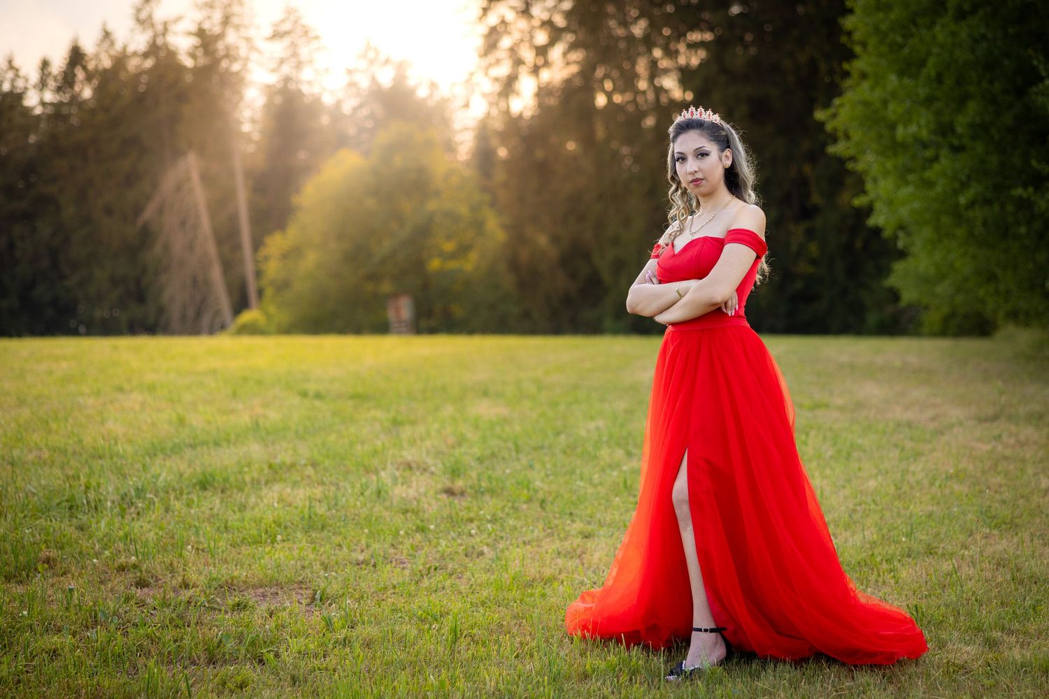Lorena im roten Kleid zwischen Wiese und zurückhaltendem Grün
