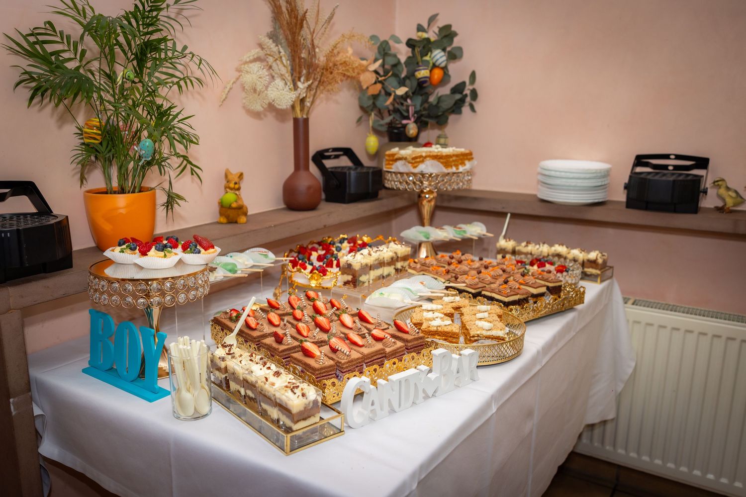 Das Buffet ist für das gemeinsame Fest nach der Taufe vorbereitet