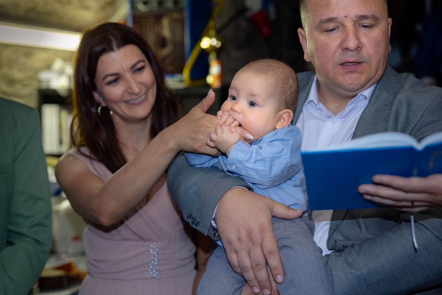 Milan hält während der Zeremonie die Hand eines Familienmitglieds