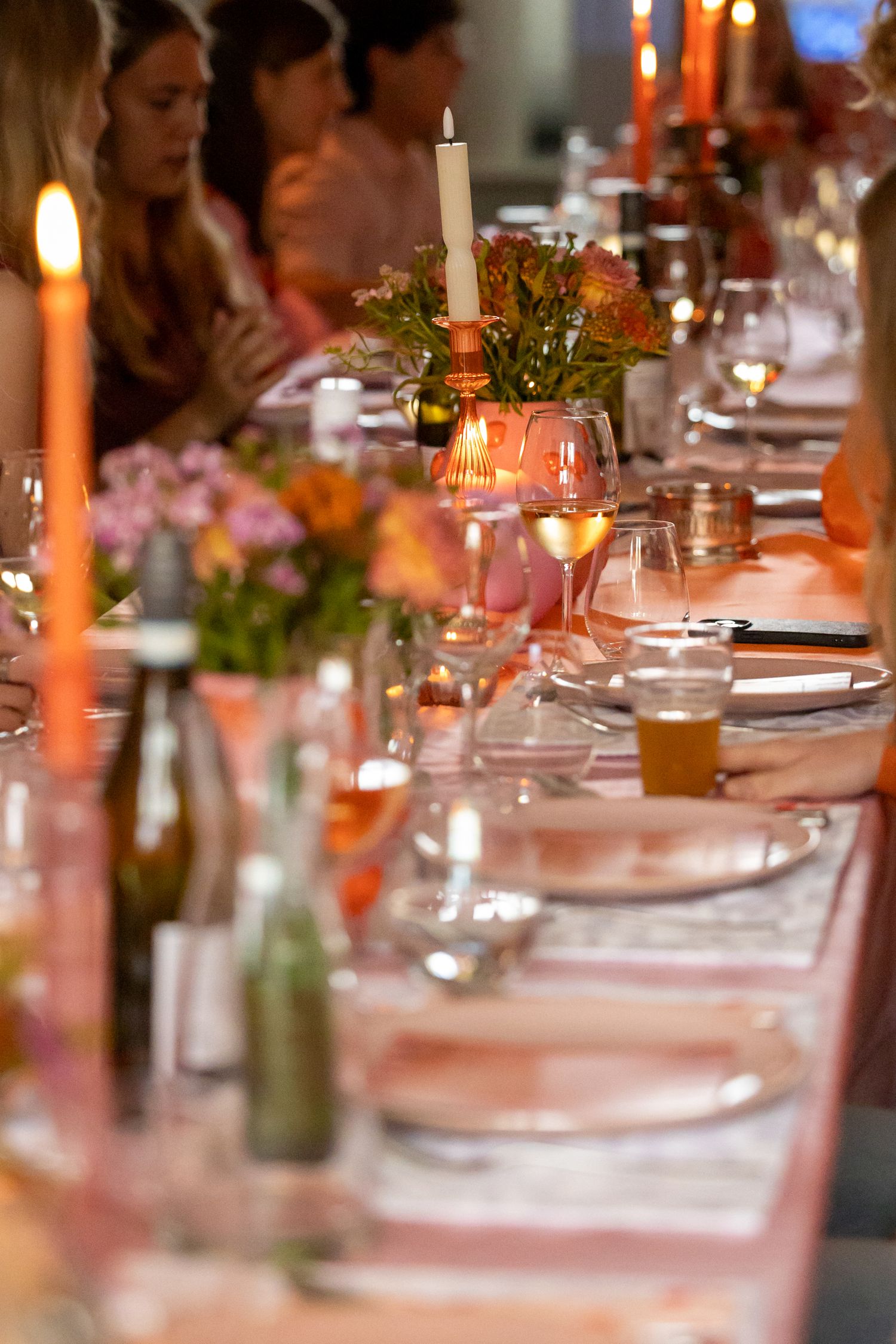 Elegant long dinner table decorated with candles, flowers, and wine glasses at a festive event.
Evelijn - 21 Diner - Event shoot