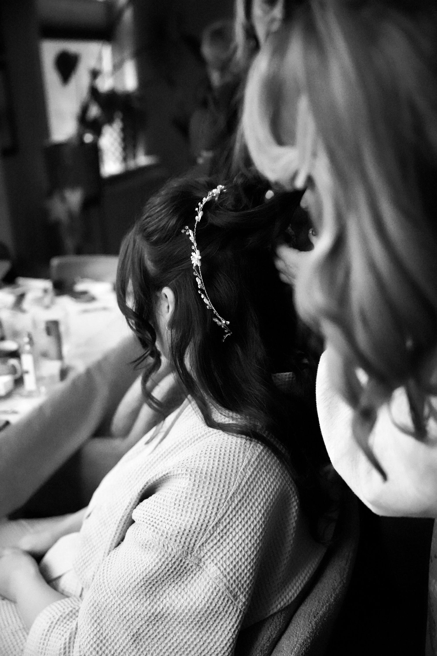 Bride having her hair styled in an elegant updo with floral headpiece during wedding preparation.
Sjoerd en Sanne - Bruiloft - Klaarmaken