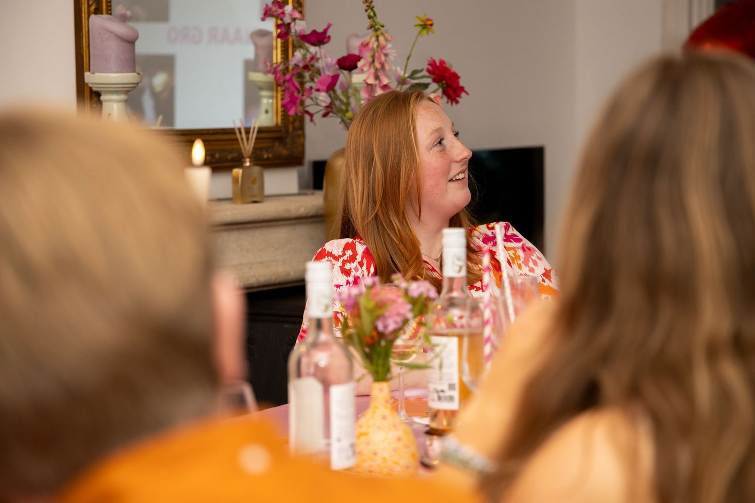 Smiling woman at decorated dinner table with pink flowers and candles.
Evelijn - 21 Diner - Event shoot