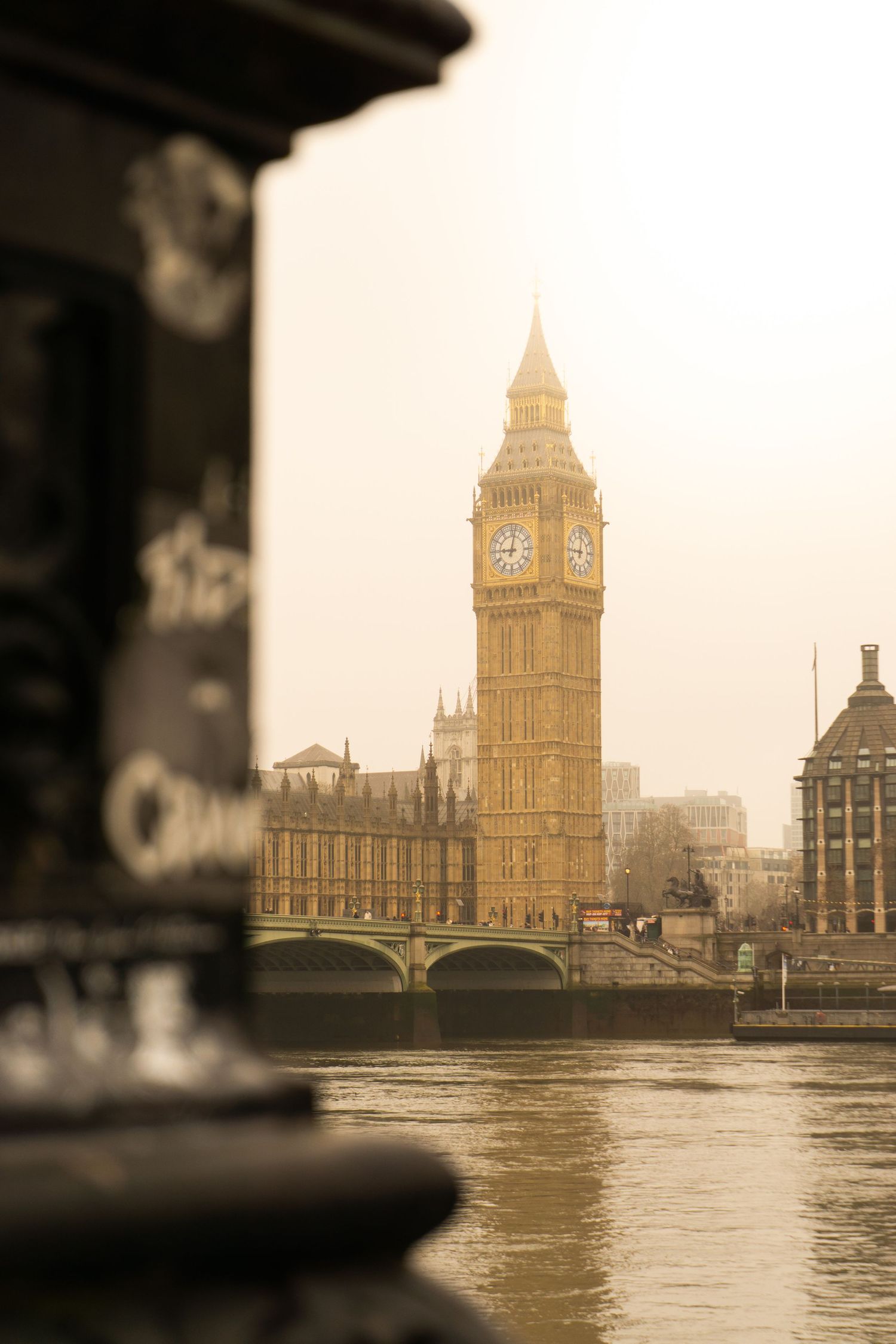 Big Ben clock tower and Houses of Parliament viewed across the River Thames on a misty day in London.
Reizen - Lynn - Londen