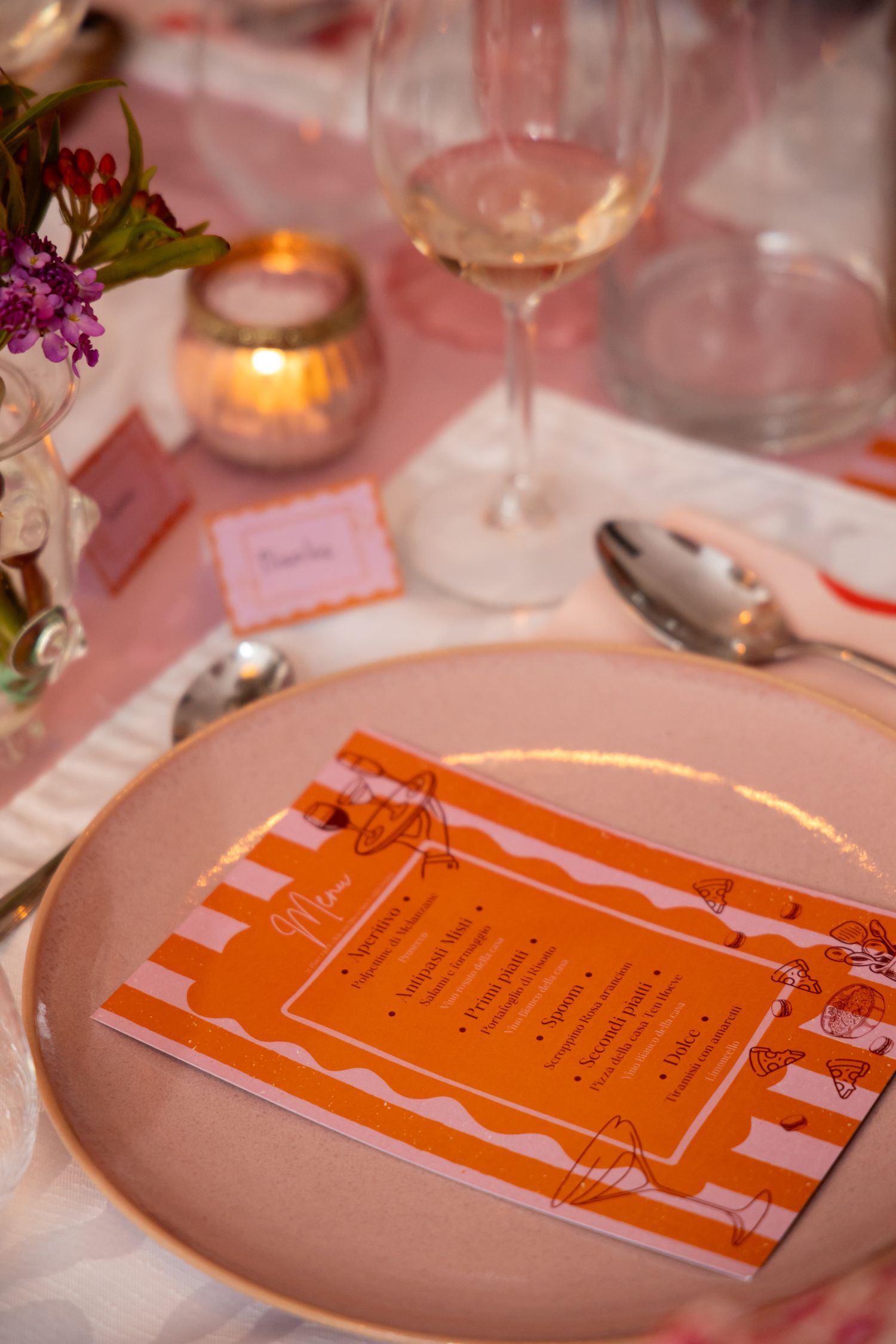 Elegant orange and pink striped menu card on a gold-rimmed plate at a dinner party.
Evelijn - 21 Diner - Event shoot