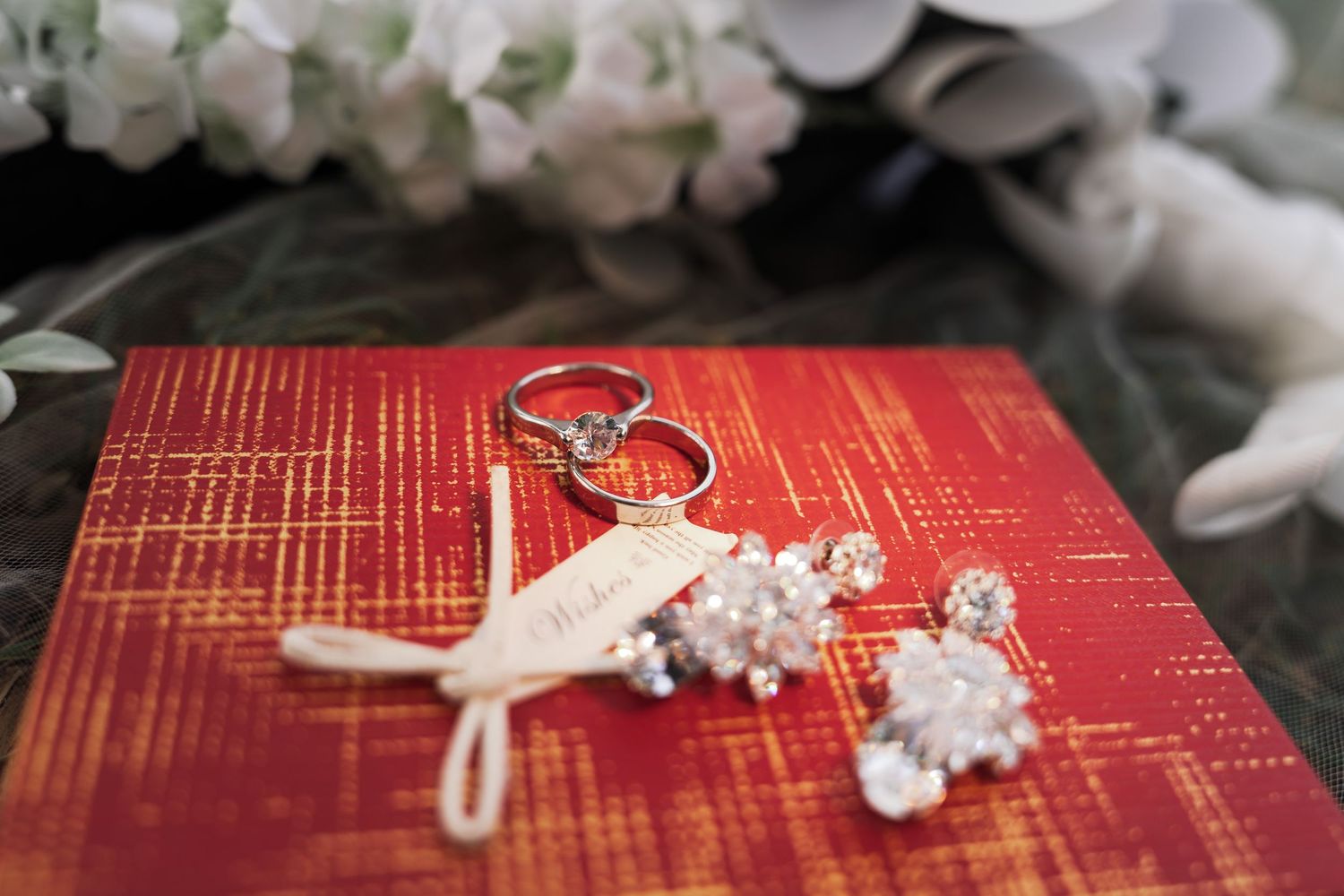 detail wedding ring photo with the bride accessories, photographed by Anny Productions Photography.