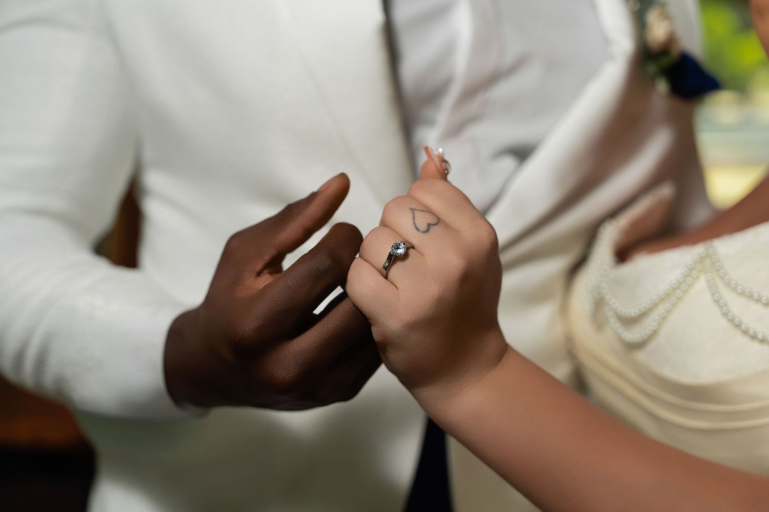 detail wedding ring photo with the couple, photographed by Anny Productions Photography.