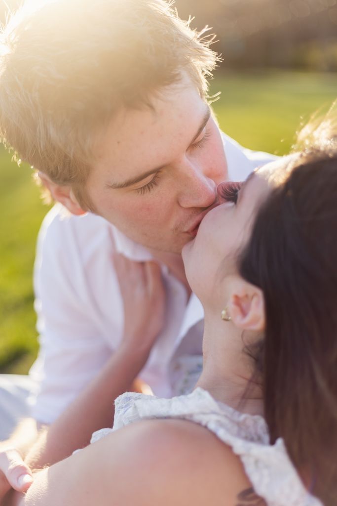 Missouri couple kissing at the  Nelson-Atkins Museum