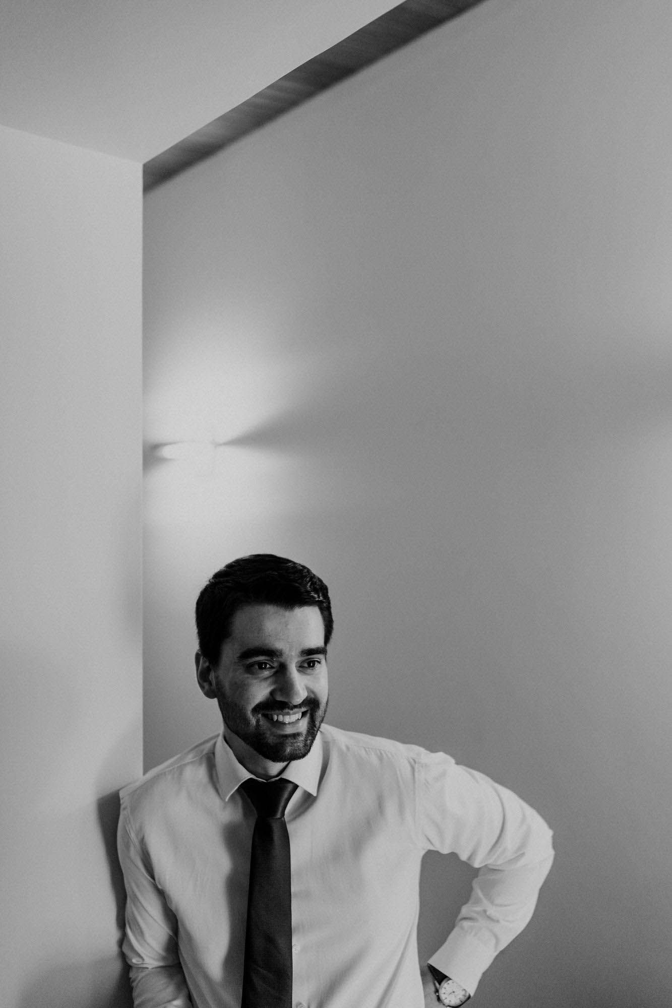 groom portrait during wedding day in portugal