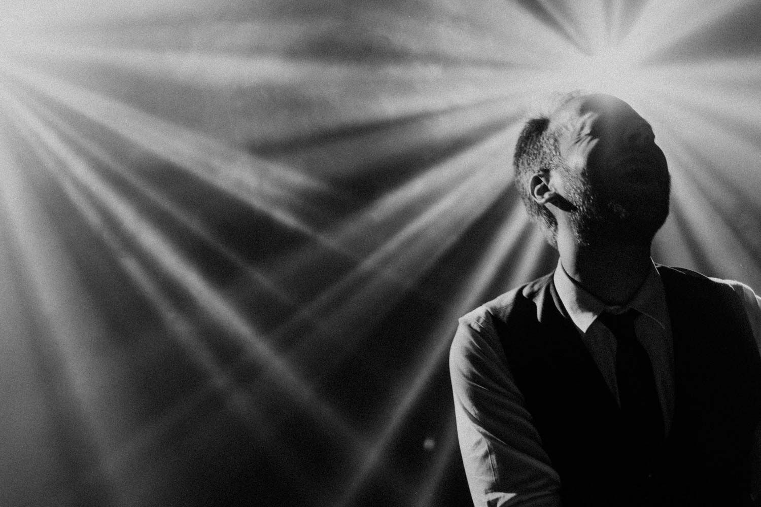 quinta do avesso wedding dance floor dramatic lighting porto portugal