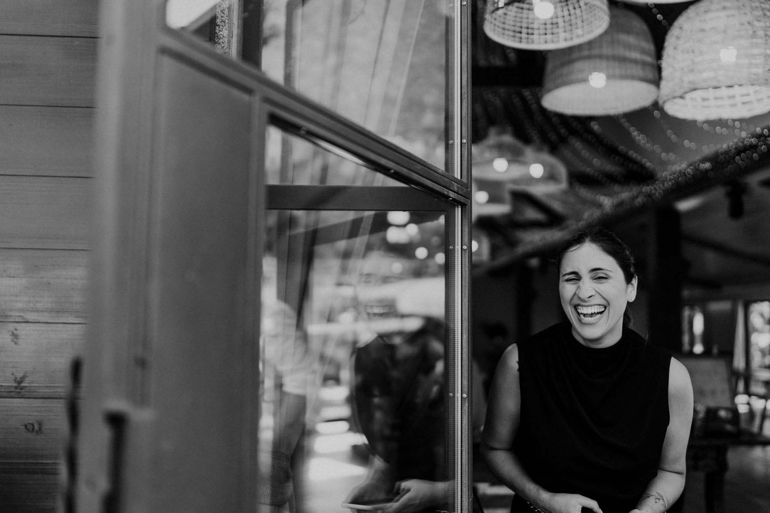 guest laughing during relaxed wedding celebration at quiinta da eira penafiel