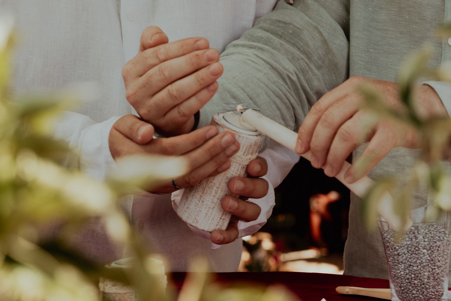 Gros plan de mains échangeant des alliances lors d'un rituel de cérémonie de mariage.
