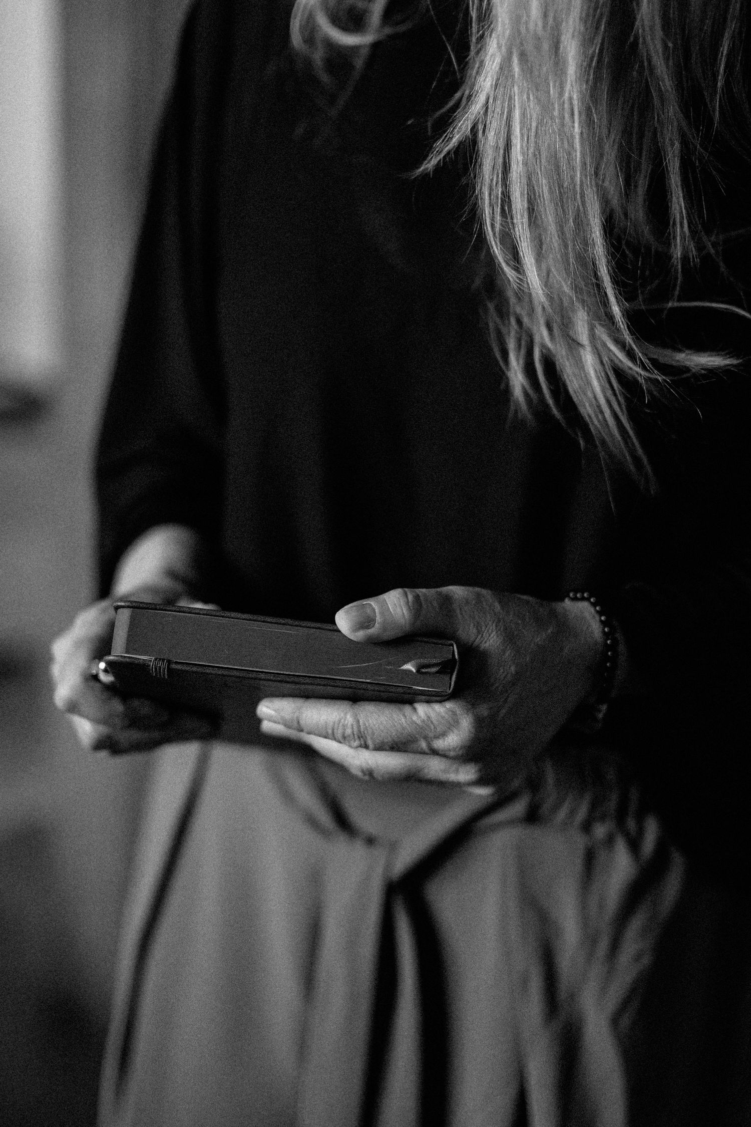 Michaela Hohenberger mit einem Notizbuch in den Händen