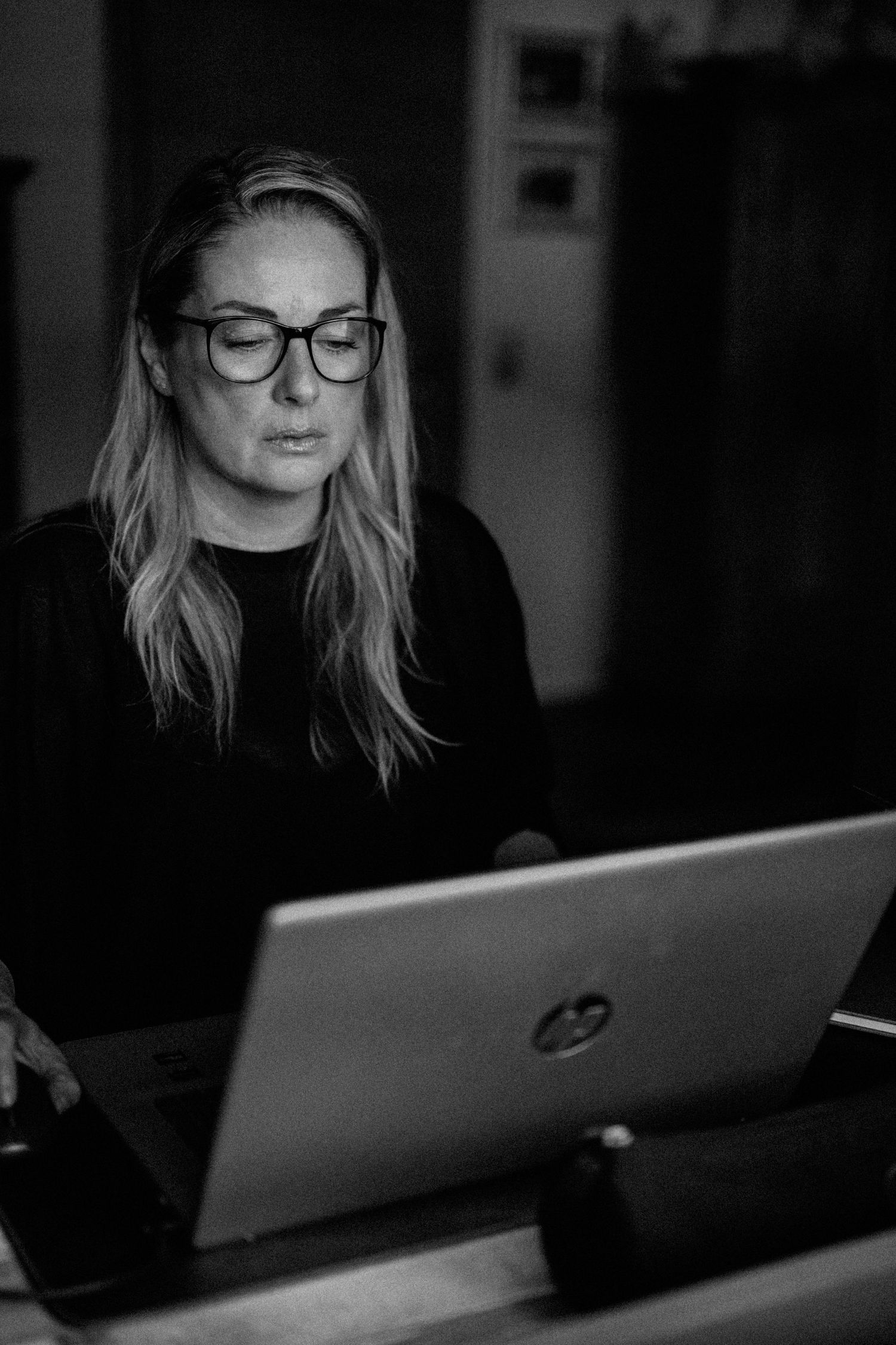 Michaela Hohenberger bei der Arbeit am Laptop in ihrer Kopfwerkstatt Pinzgau