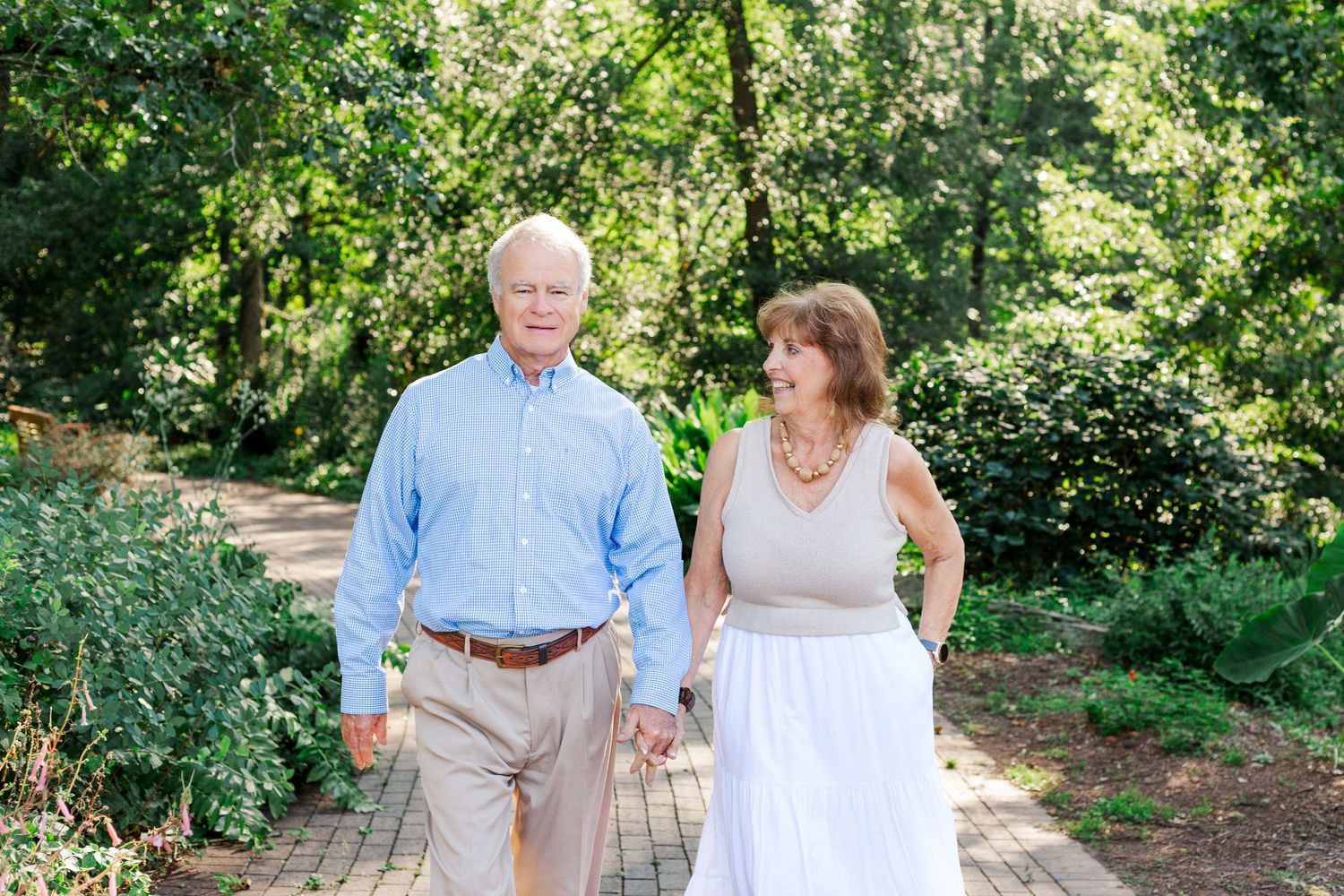 A extended family photos session featuring a couple at the Botanical Gardens in Clemson, SC