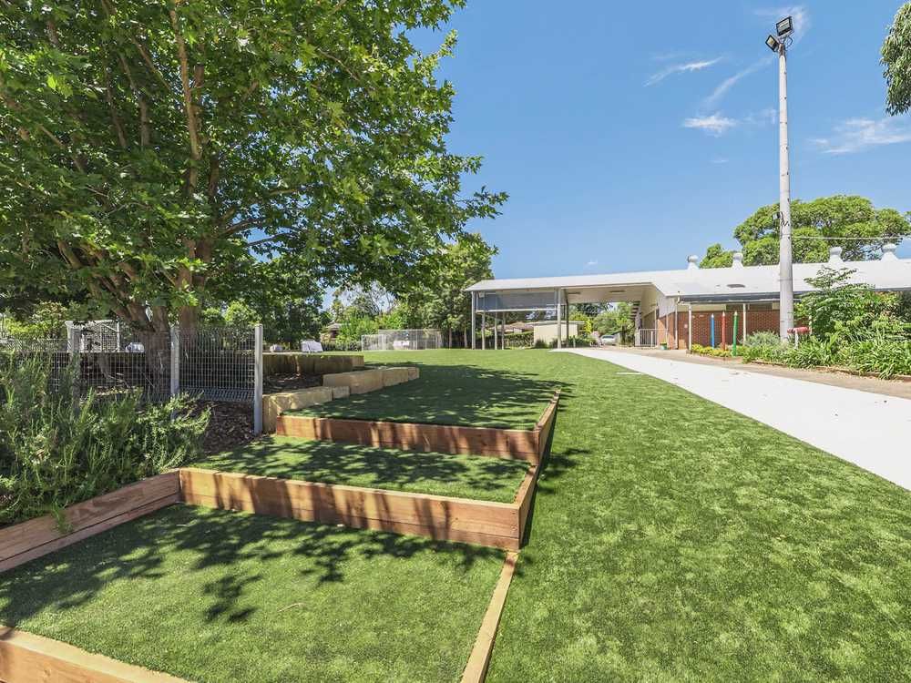 360 virtual tour, lawn with raised garden beds at Southern