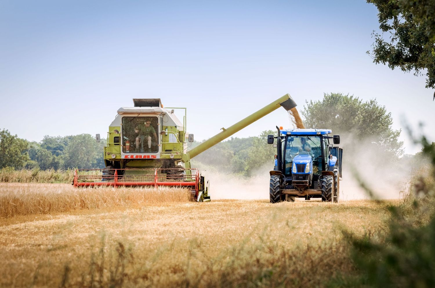 Combine harvester offloading into tractor trailer