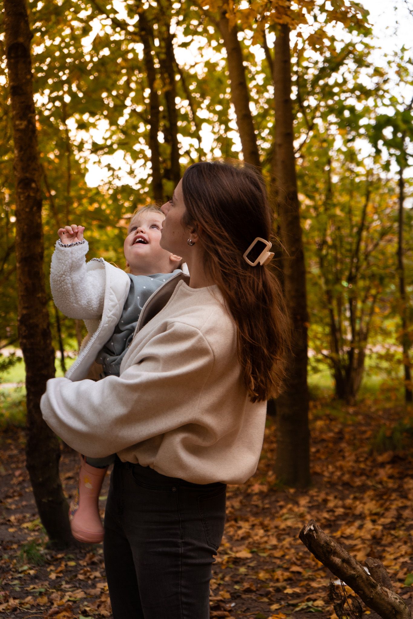 Kelly holding immy they both look up at the trees in salisbury