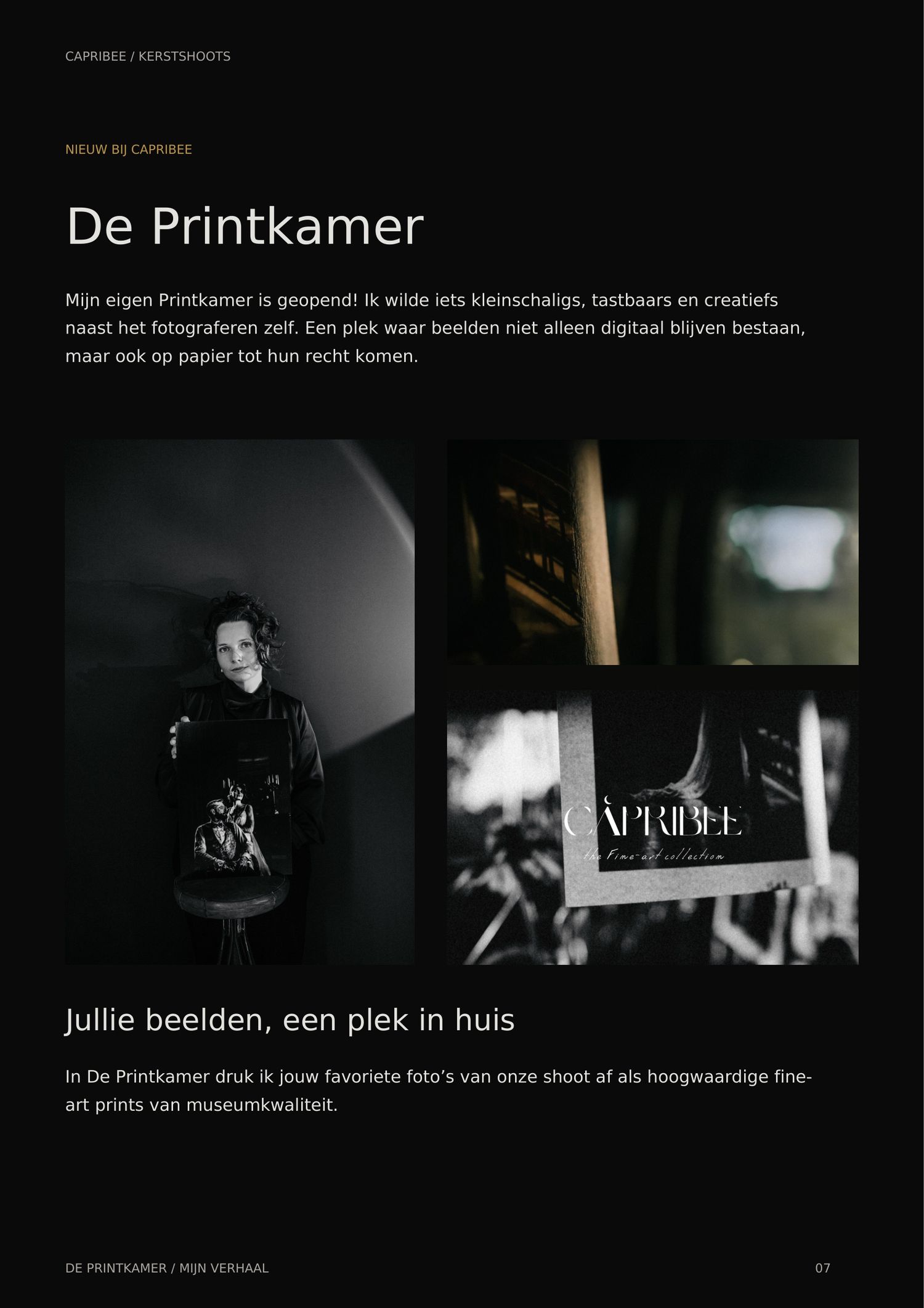 Zwart-witfoto van een fotograaf in donkere kleding op een kruk, naast beelden van fine-art prints uit De Printkamer van Capribee.