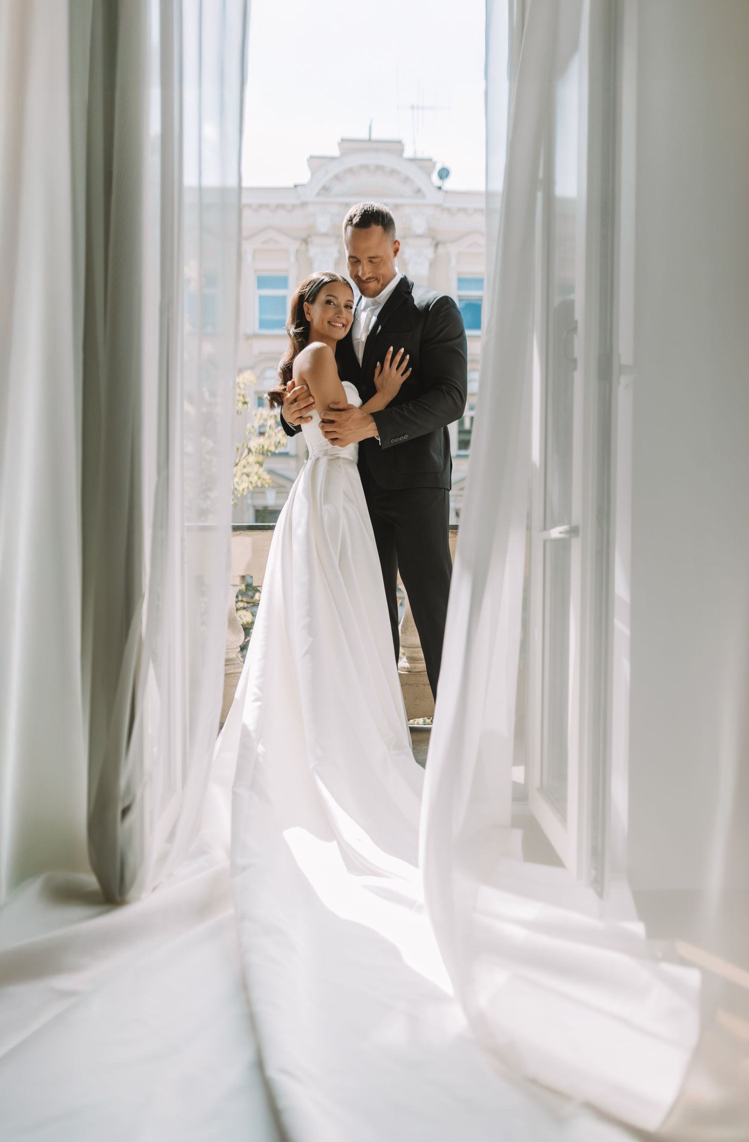 Vestuvių fotografija, nuotaka, jaunikis, suknelė su šleifu, užuolaidos